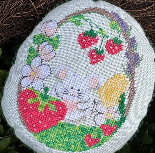 Mousy's Strawberry Basket by Luhu Stitches