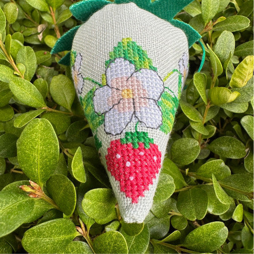 Mousy's Strawberry by Luhu Stitches
